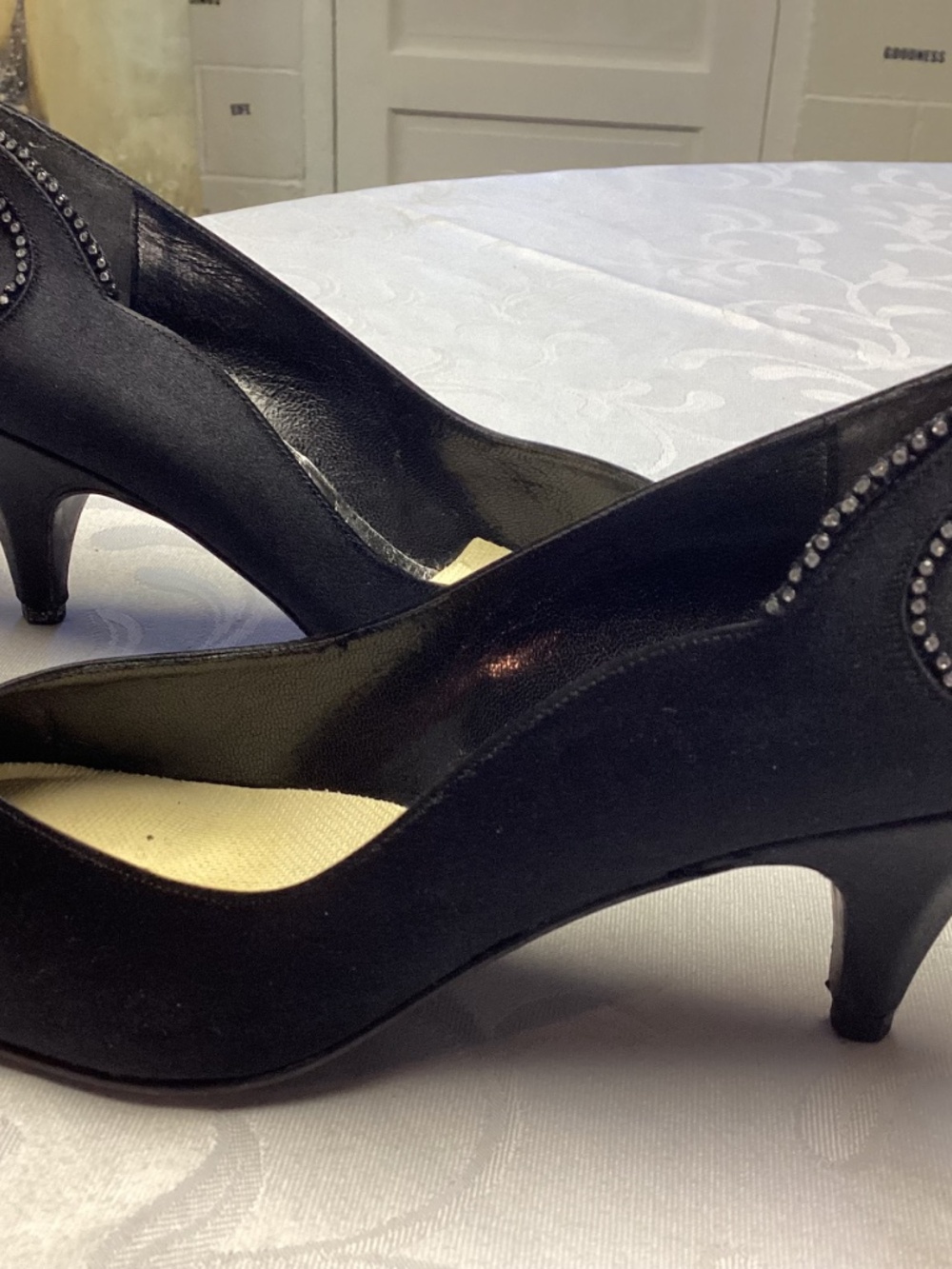 STEWART WEITZMAN. BLACK SATIN FANCY KITTEN HEELS SZ 8 - Picture 6 of 15